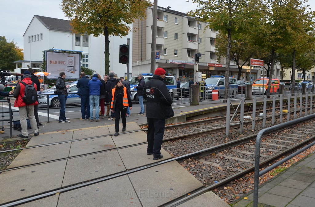 Attentat auf Fr Reker Koeln Braunsfeld Aachenerstr Wochenmarkt P45.JPG - Miklos Laubert